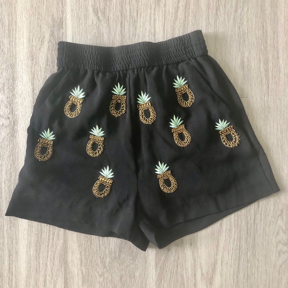 HM embroidered pineapple short